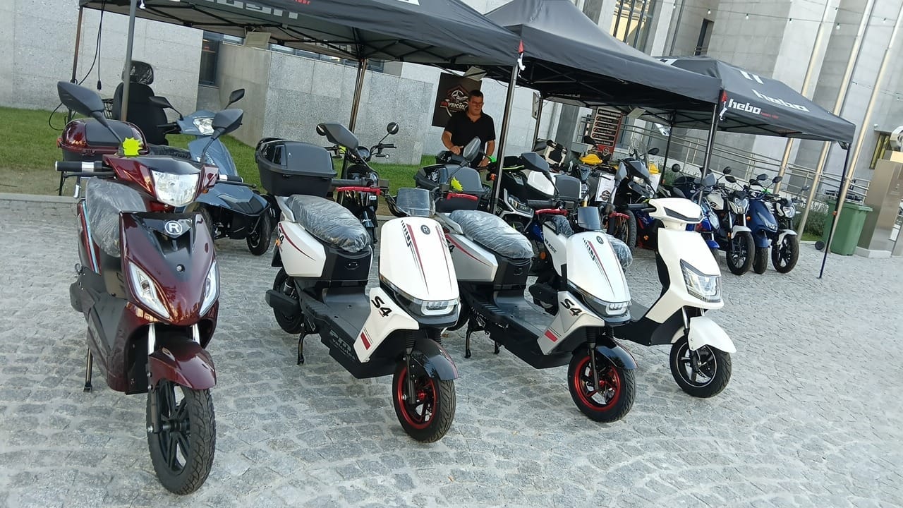 Exposição de scooters de mobilidade elétrica